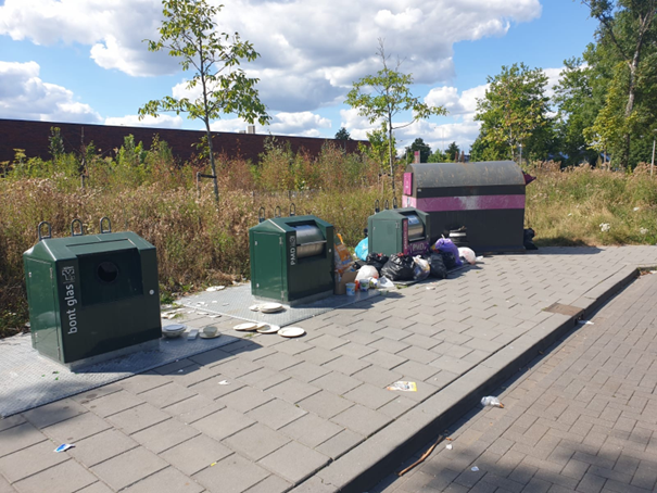 Troep bij containers