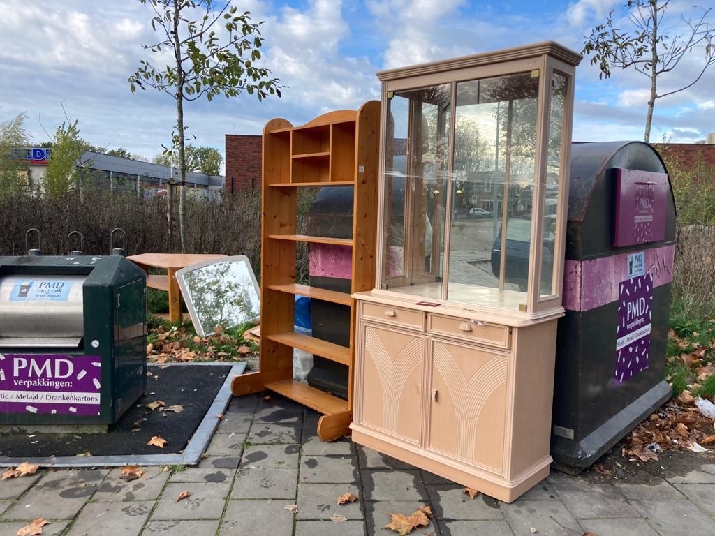 Troep bij afvalcontainers