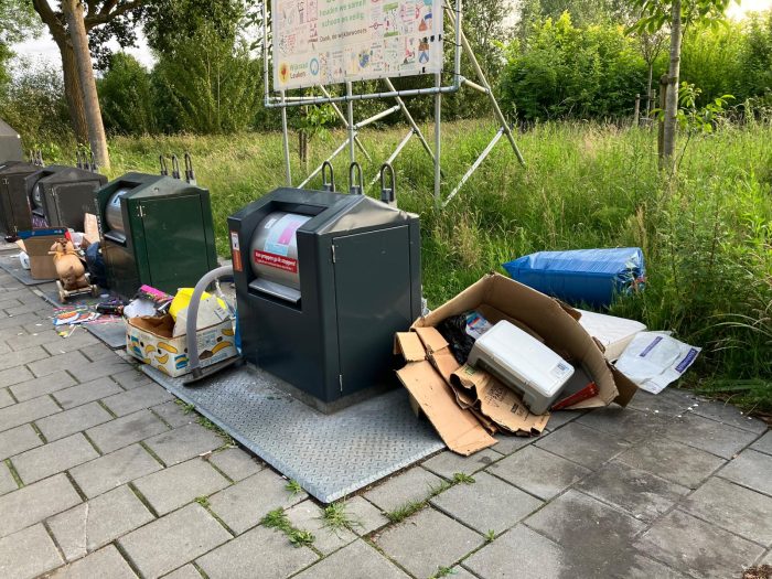 250608 Troep rondom afvalcontainers-2